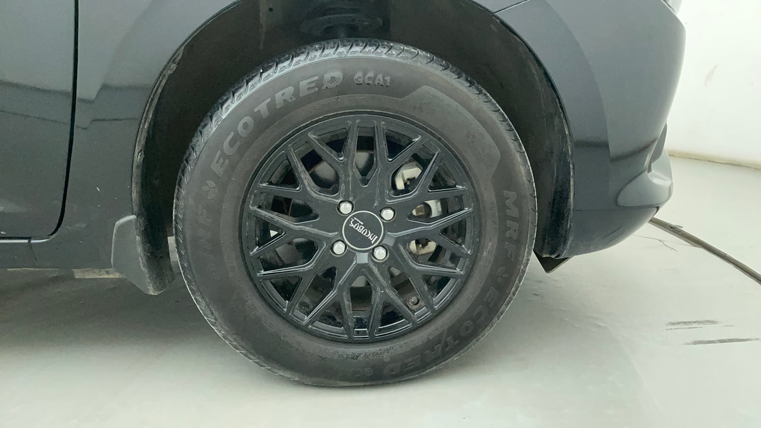 Used 2026 Maruti Suzuki Swift VXi (O) AMT Petrol Automatic tyres RIGHT FRONT TYRE RIM VIEW