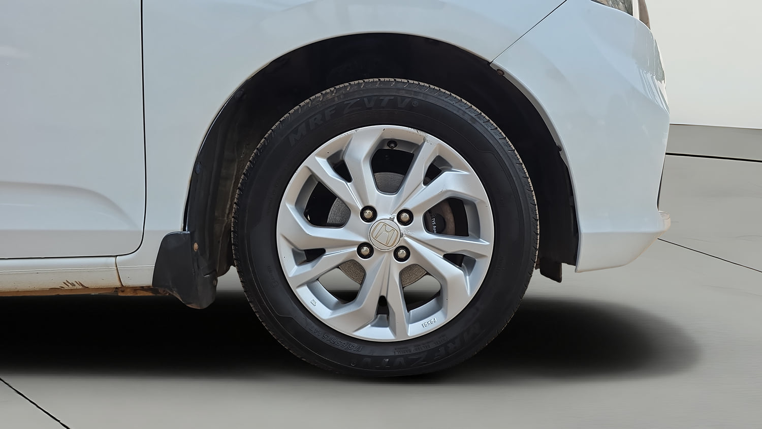 Used 2019 Honda Amaze 1.2 V CVT Petrol Petrol Automatic tyres RIGHT FRONT TYRE RIM VIEW