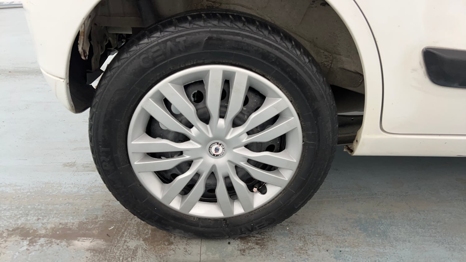 Used 2013 Maruti Suzuki Wagon R VXI Petrol Manual tyres RIGHT REAR TYRE RIM VIEW