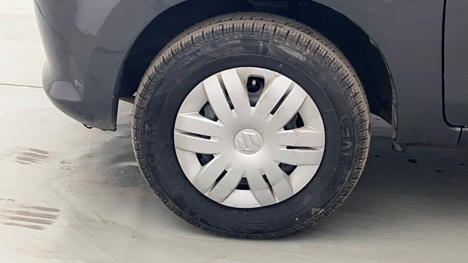 Used 2014 Maruti Suzuki Alto 800 Vxi Petrol Manual tyres LEFT FRONT TYRE RIM VIEW