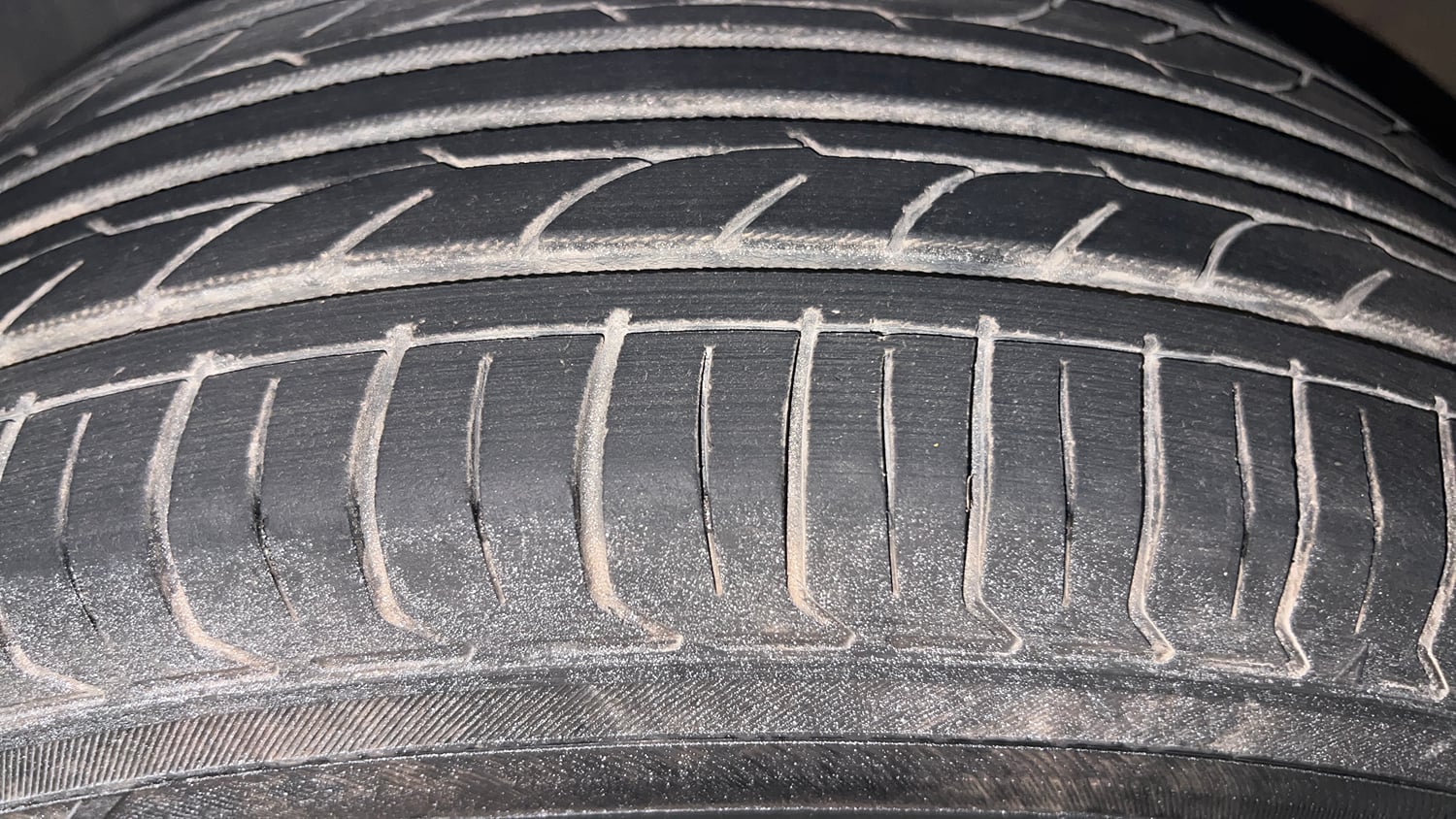 Used 2016 Hyundai Elite i20 Magna 1.2 Petrol Manual tyres LEFT FRONT TYRE TREAD VIEW