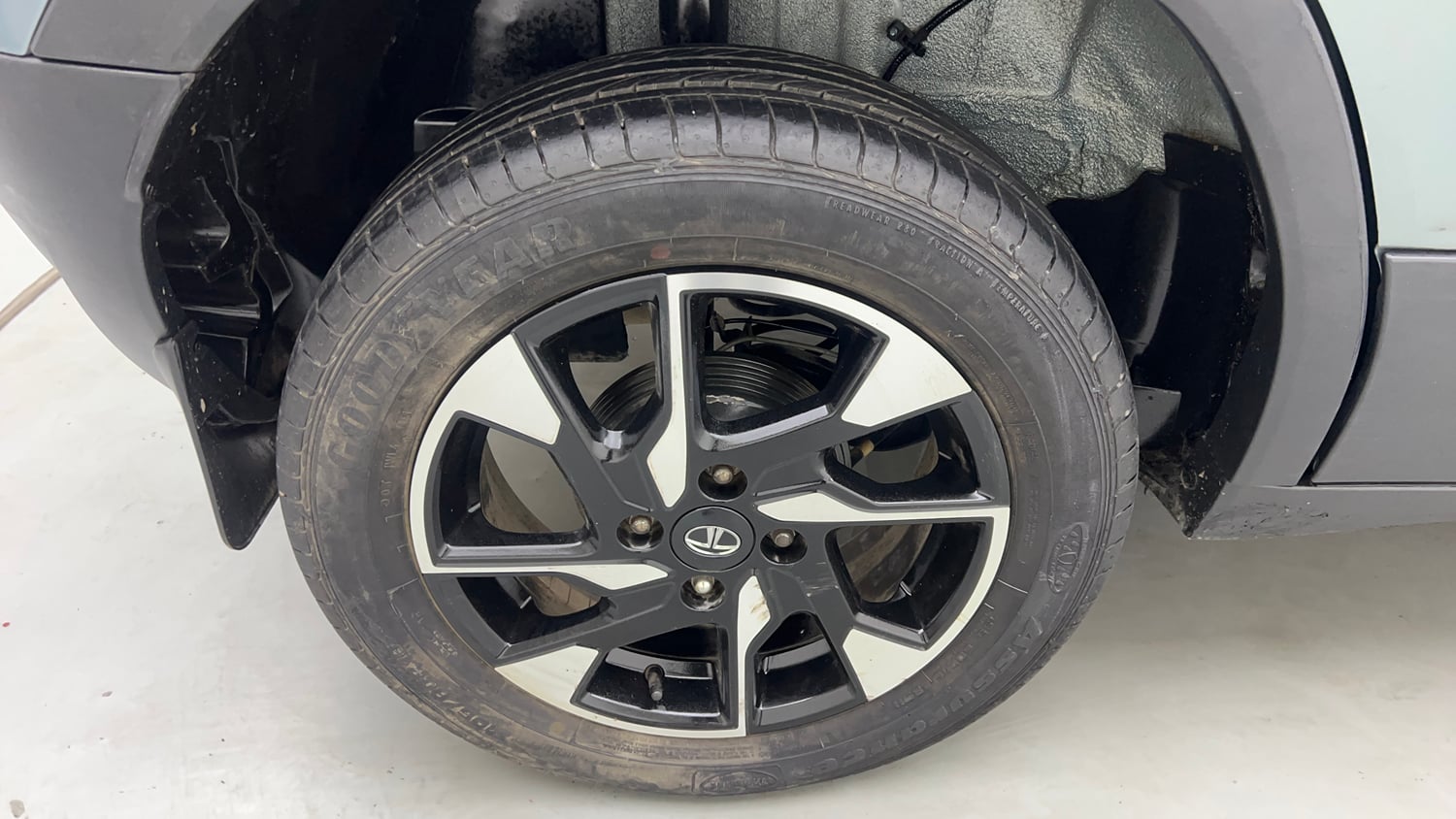 Used 2023 Tata Punch Accomplished Dazzle Pack AMT Petrol Automatic tyres RIGHT REAR TYRE RIM VIEW