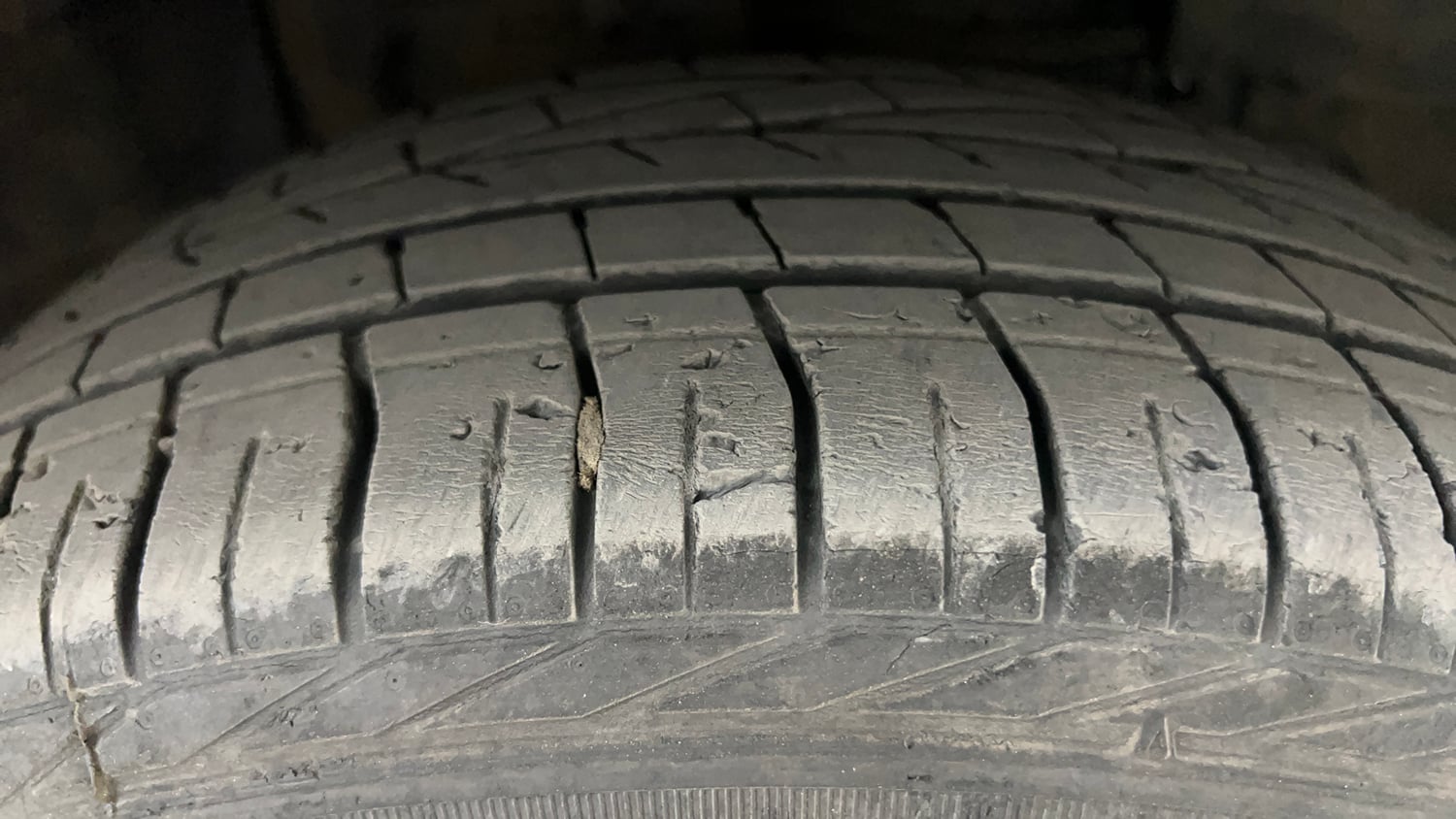 Used 2022 Tata Nexon Kaziranga XZA Plus (Premium) Petrol Automatic tyres RIGHT FRONT TYRE TREAD VIEW