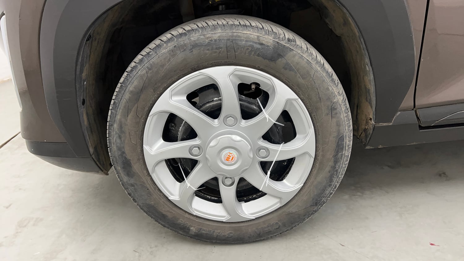 Used 2023 Nissan Magnite XE Petrol Manual tyres LEFT FRONT TYRE RIM VIEW