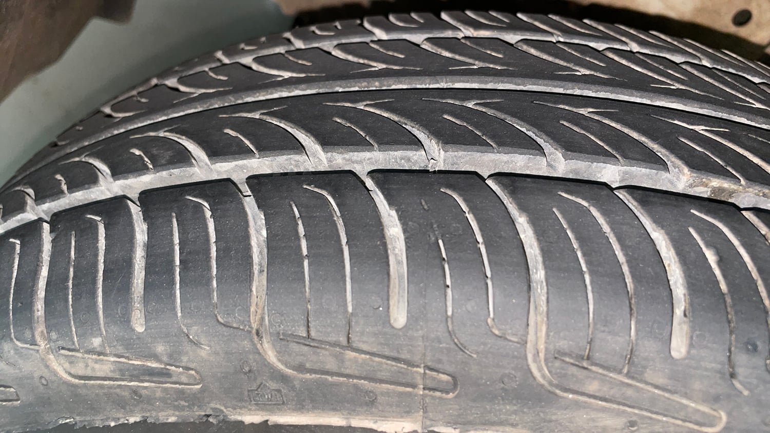 Used 2022 Renault Kwid RXT 1.0 AMT (O) Petrol Automatic tyres LEFT FRONT TYRE TREAD VIEW
