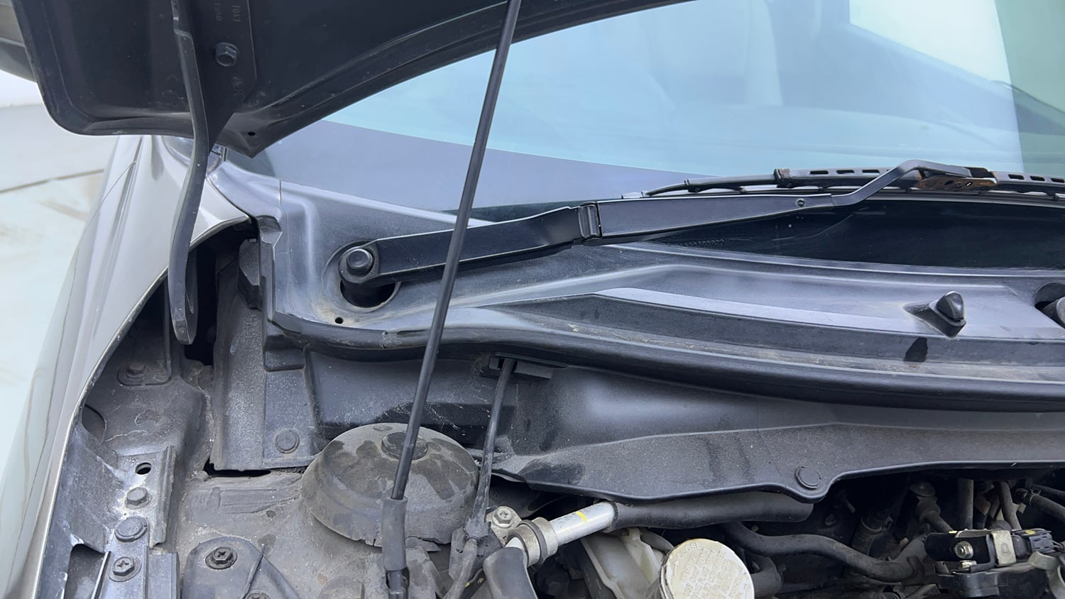 Used 2015 Maruti Suzuki Swift Dzire VXI Petrol Manual engine ENGINE RIGHT SIDE HINGE & APRON VIEW