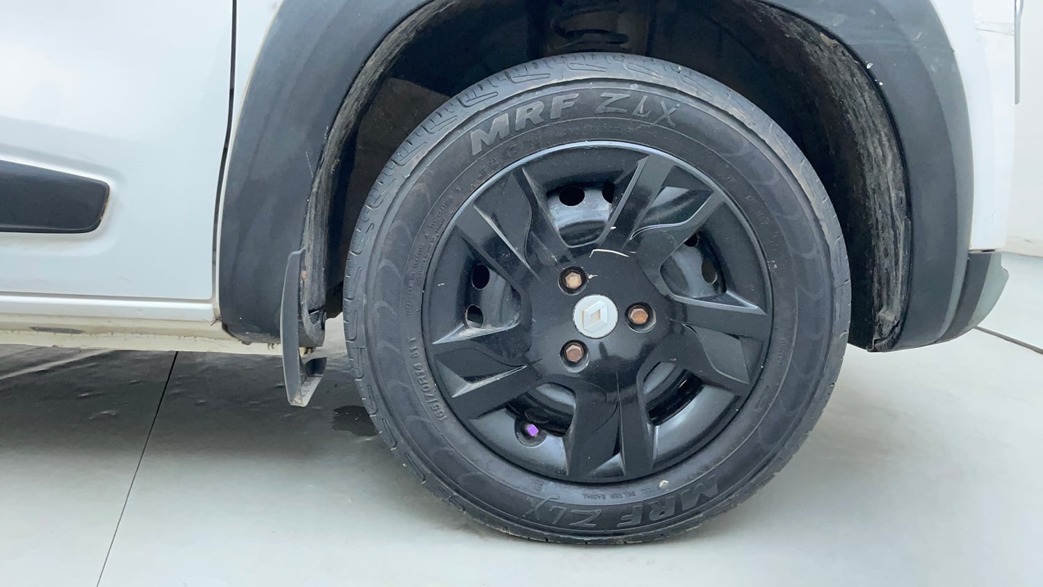 Used 2022 Renault Kwid RXT 1.0 AMT (O) Petrol Automatic tyres RIGHT FRONT TYRE RIM VIEW
