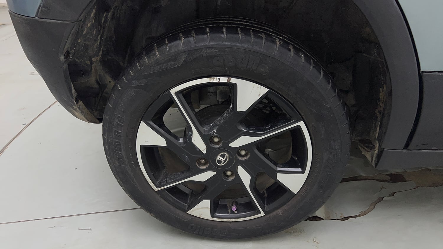 Used 2022 Tata Punch Accomplished MT Petrol Manual tyres RIGHT REAR TYRE RIM VIEW