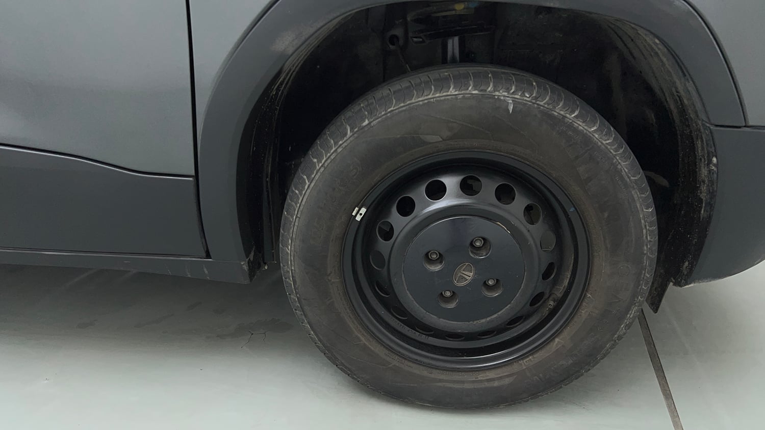 Used 2023 Tata Punch Pure MT Petrol Manual tyres RIGHT FRONT TYRE RIM VIEW