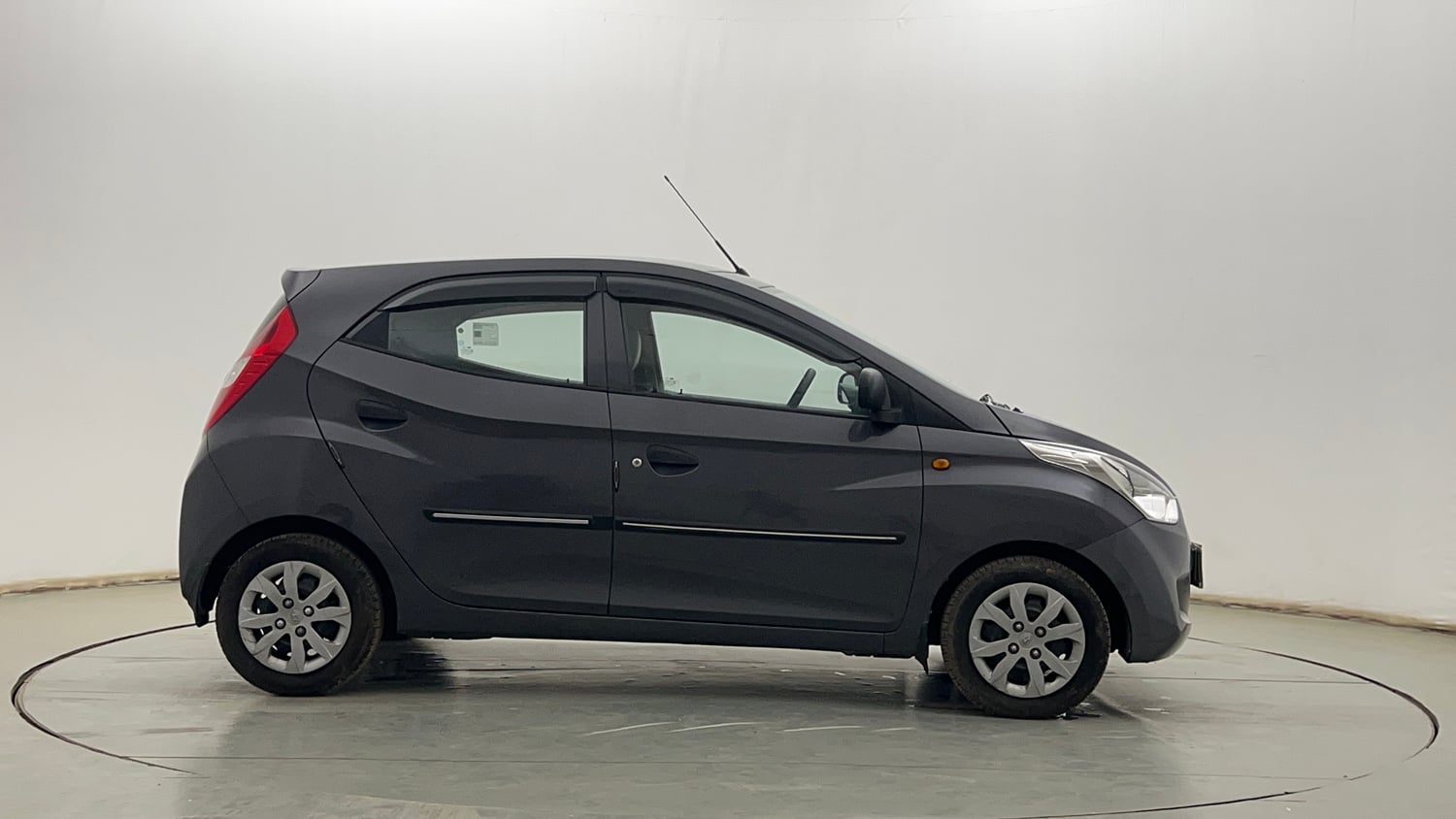 Used 2016 Hyundai Eon Magna + Petrol Manual exterior RIGHT SIDE VIEW