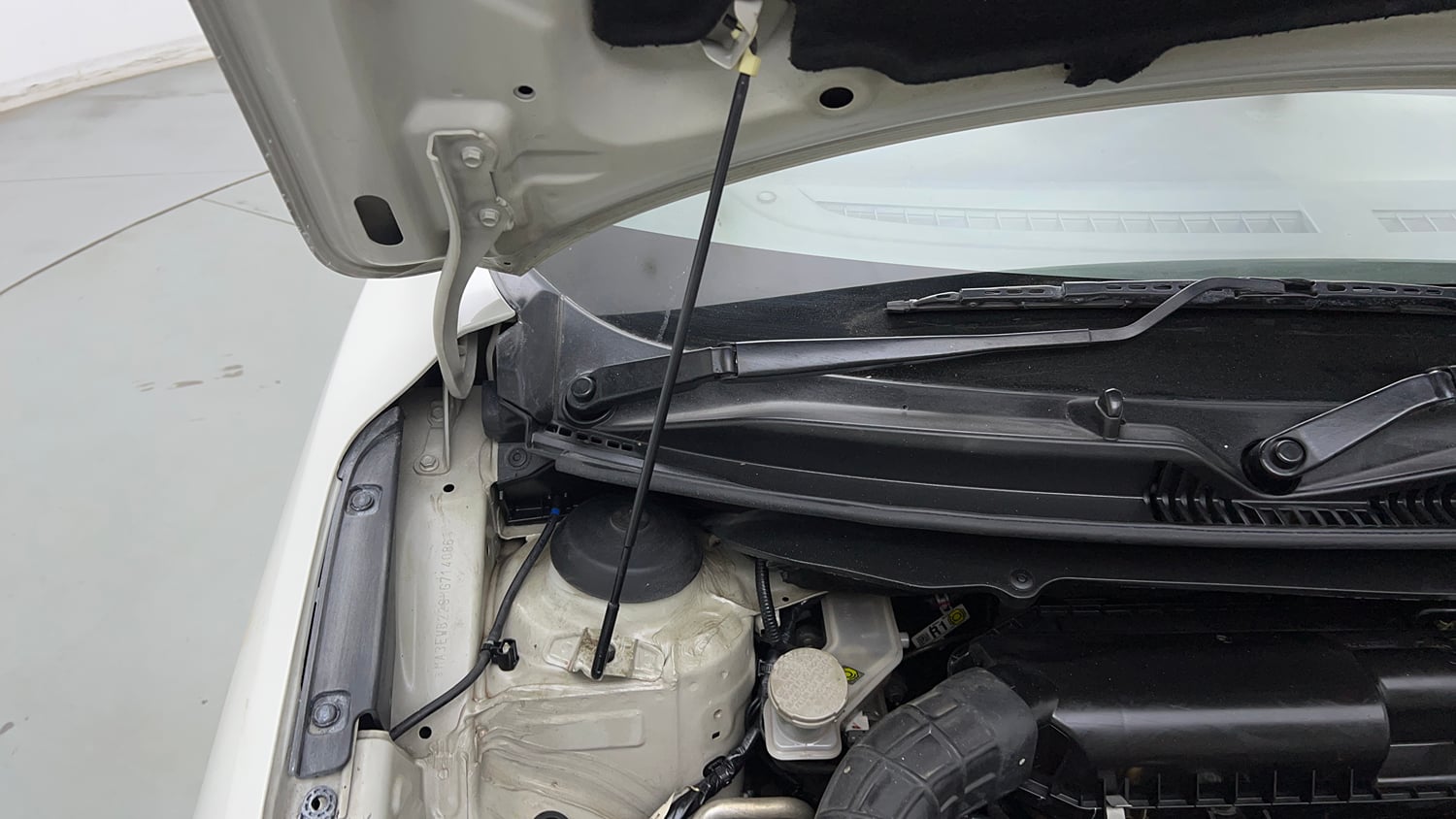 Used 2021 Maruti Suzuki Baleno Delta Petrol Manual engine ENGINE RIGHT SIDE HINGE & APRON VIEW