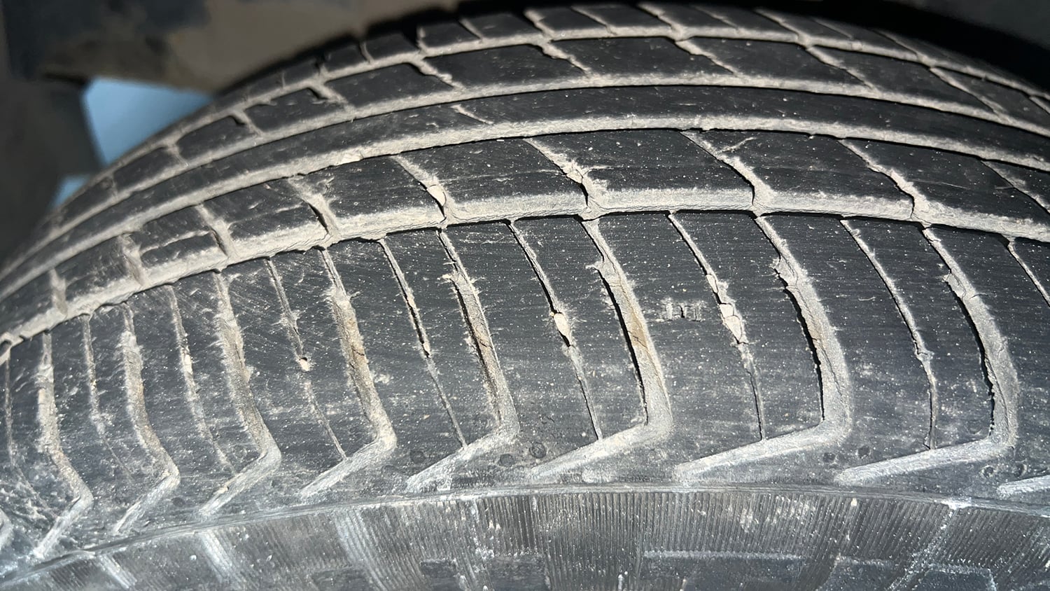 Used 2017 Renault Kwid 1.0 RXT AMT Petrol Automatic tyres LEFT FRONT TYRE TREAD VIEW