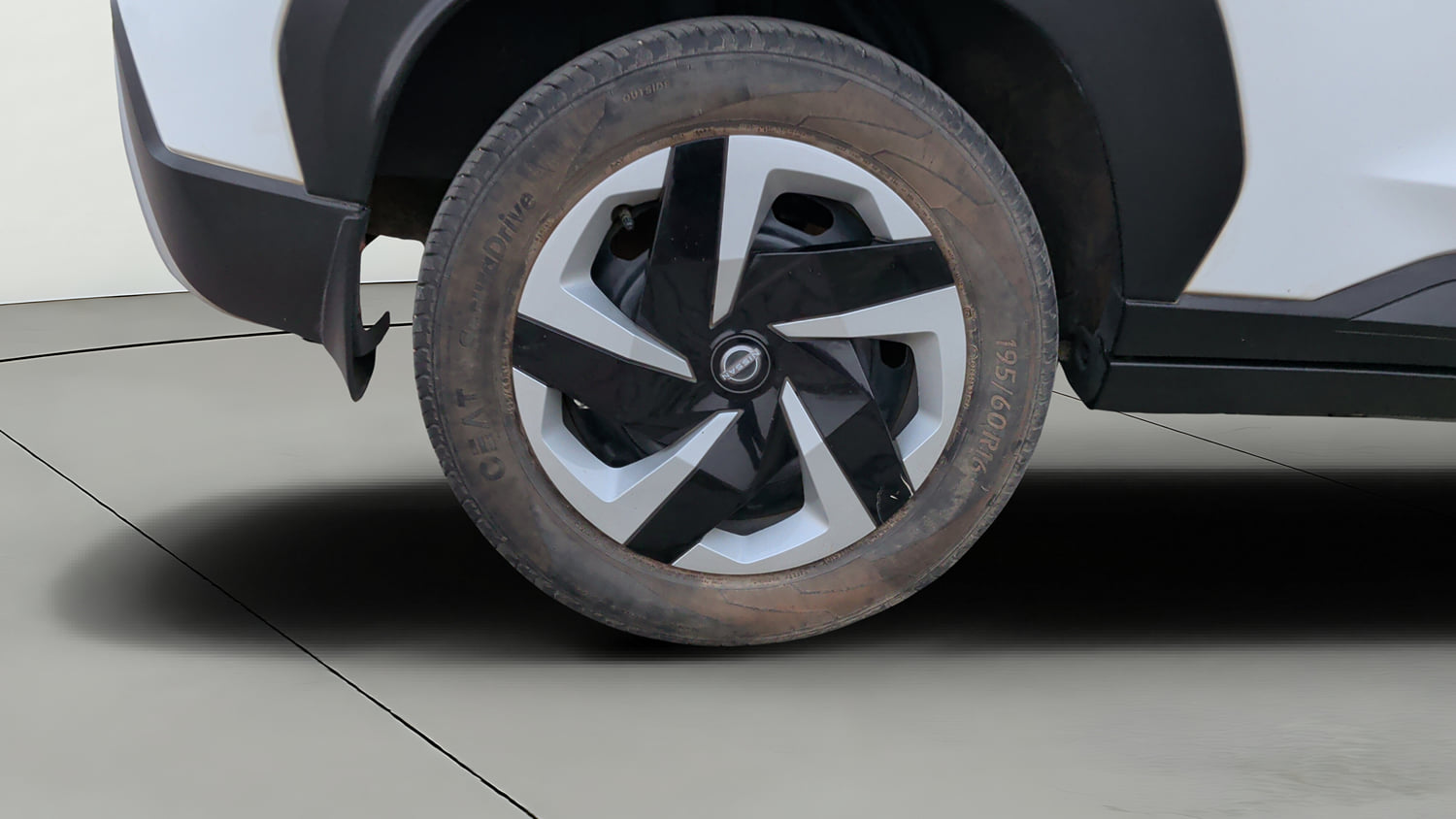 Used 2023 Nissan Magnite XL Petrol Manual tyres RIGHT REAR TYRE RIM VIEW