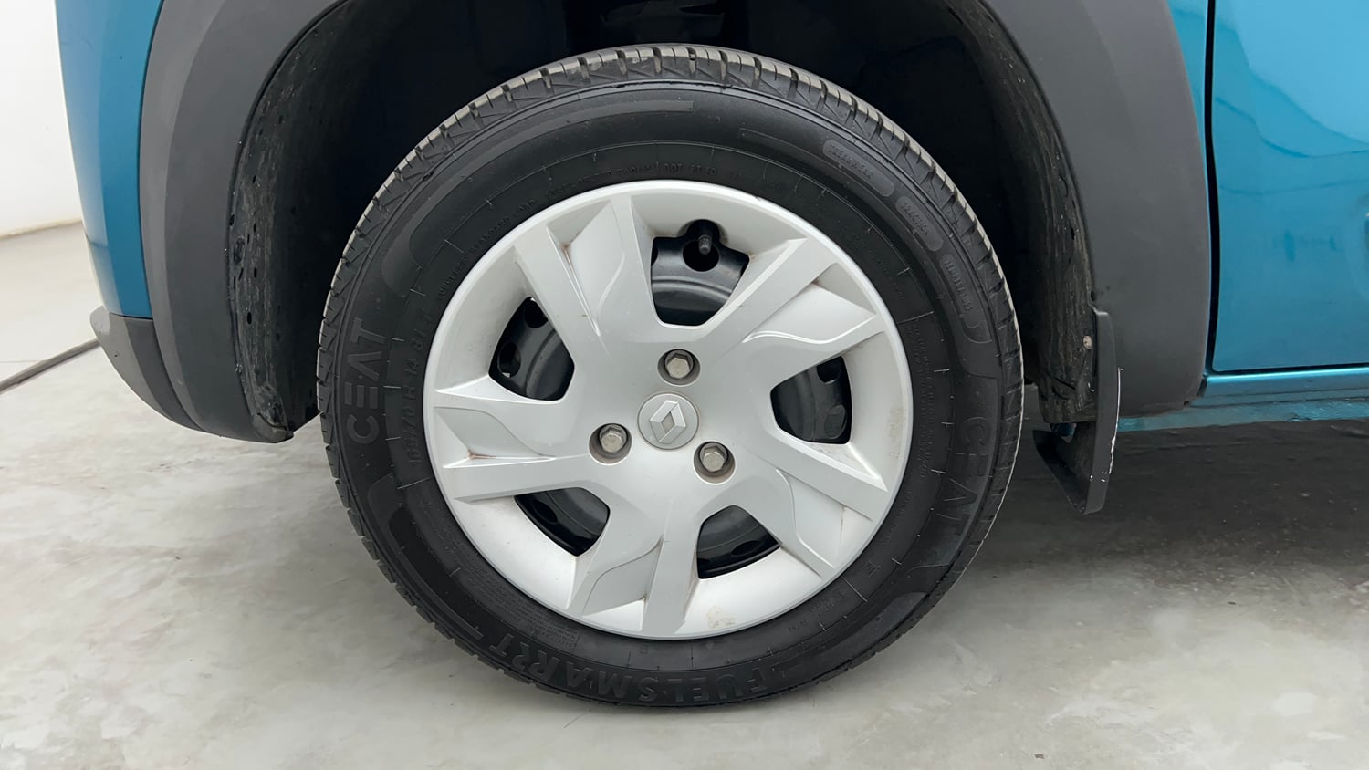 Used 2024 Renault Kwid RXL(O) 1.0L AMT Petrol Automatic tyres LEFT FRONT TYRE RIM VIEW