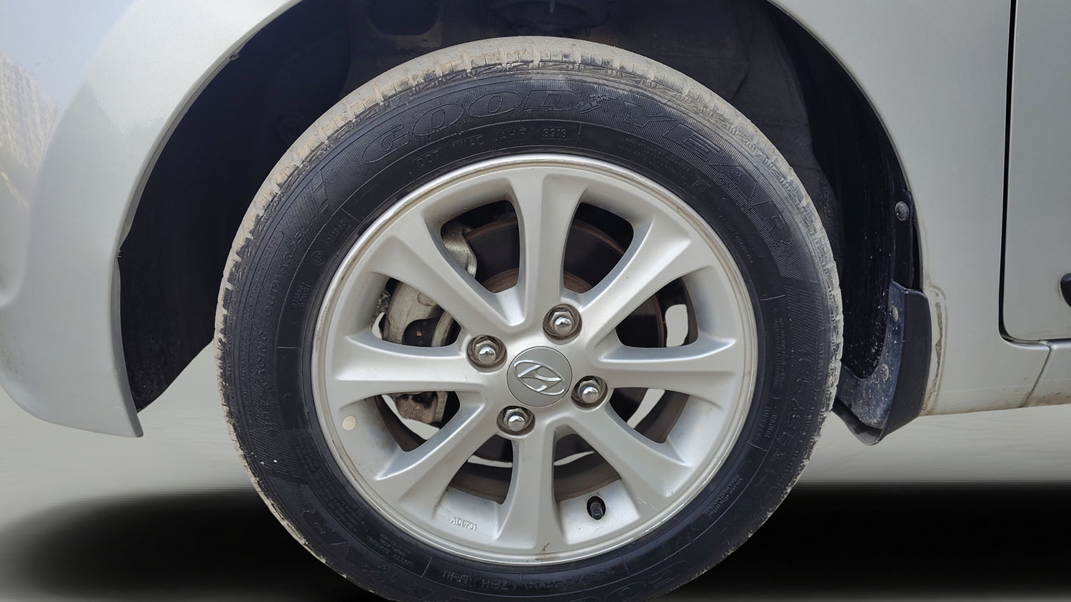 Used 2013 Hyundai Grand i10 Asta 1.2 Kappa VTVT Petrol Manual tyres LEFT FRONT TYRE RIM VIEW