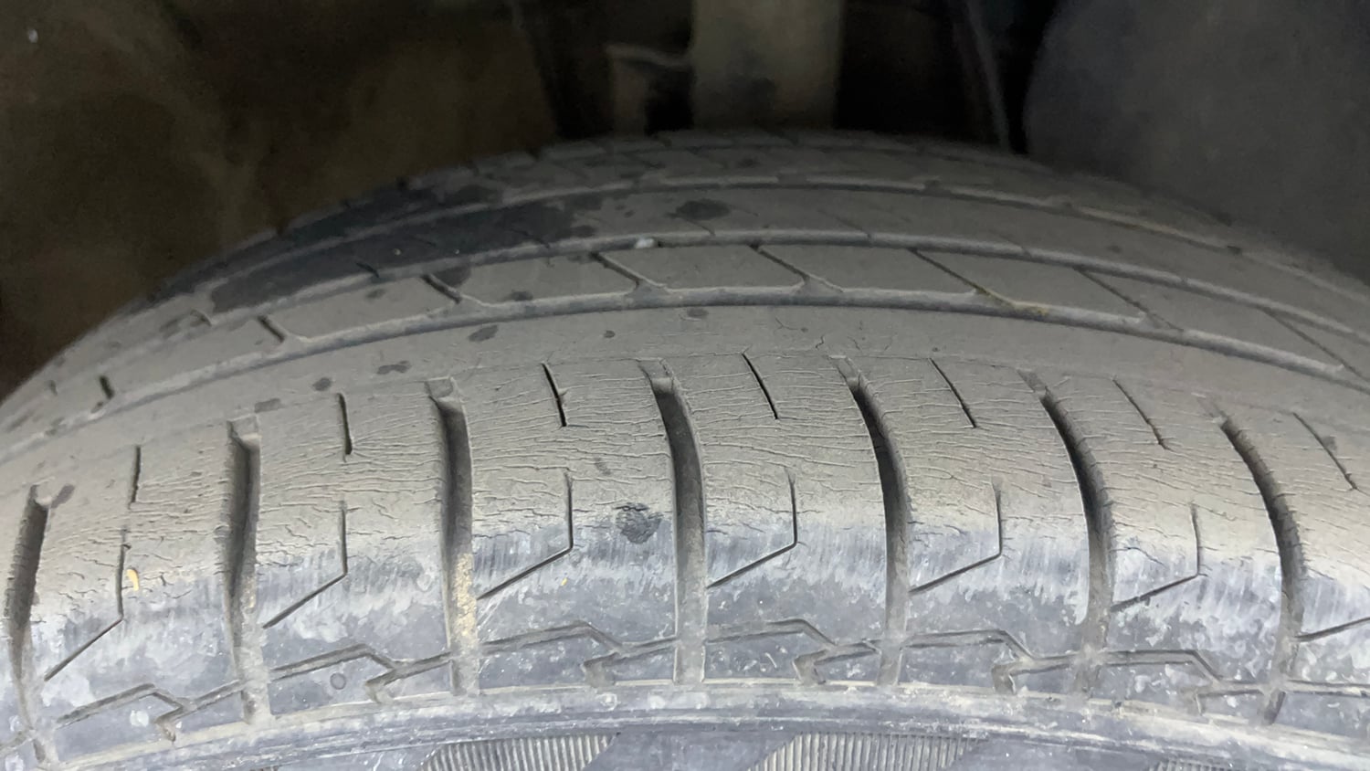 Used 2023 Kia Carens Prestige 1.5 Petrol 7 STR Petrol Manual tyres RIGHT FRONT TYRE TREAD VIEW