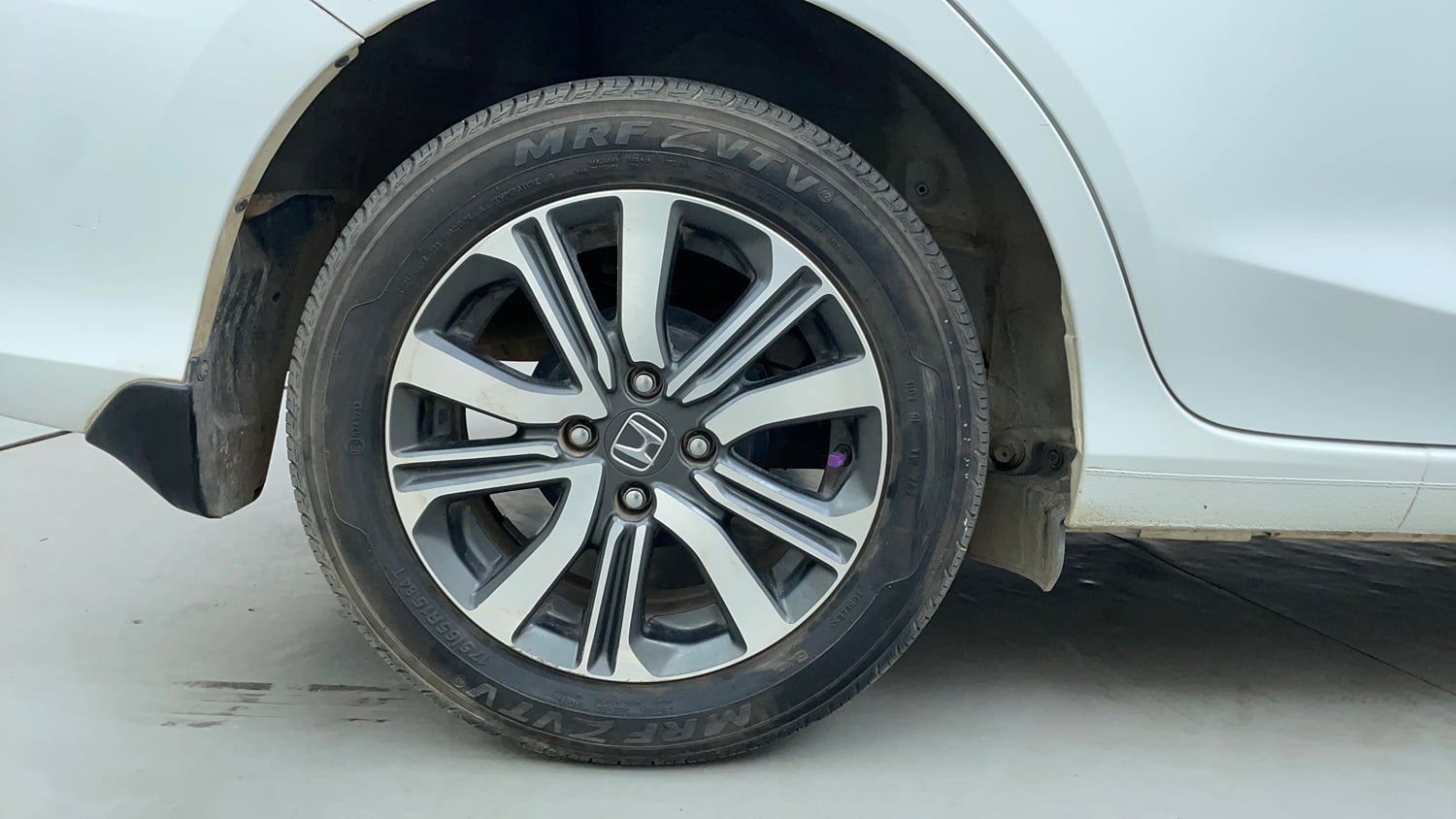 Used 2022 Honda Amaze VX MT 1.2 Petrol Petrol Manual tyres RIGHT REAR TYRE RIM VIEW