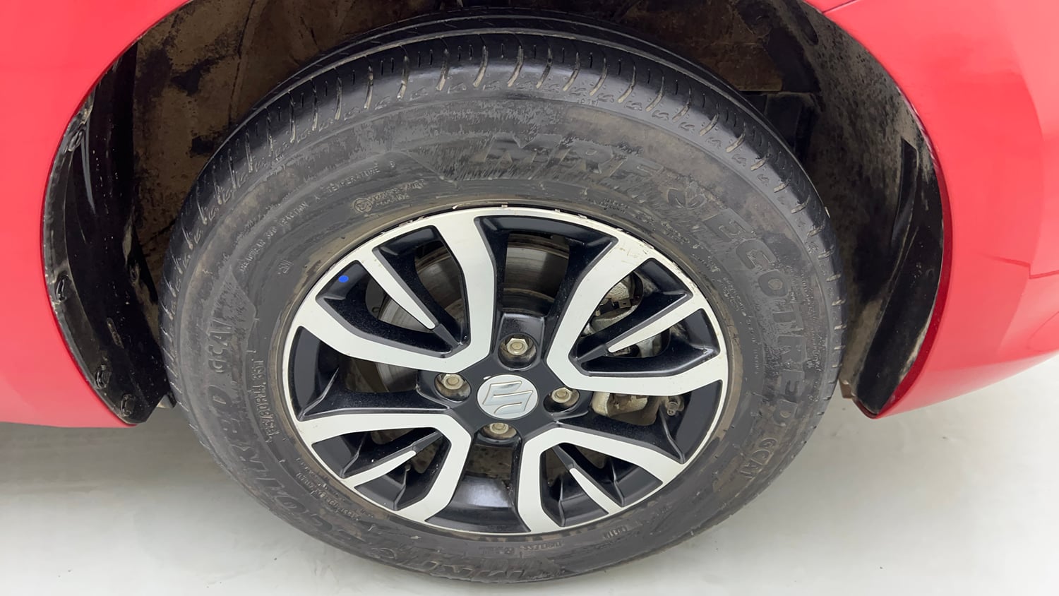 Used 2024 Maruti Suzuki Swift VXi (O) AMT Petrol Automatic tyres RIGHT FRONT TYRE RIM VIEW