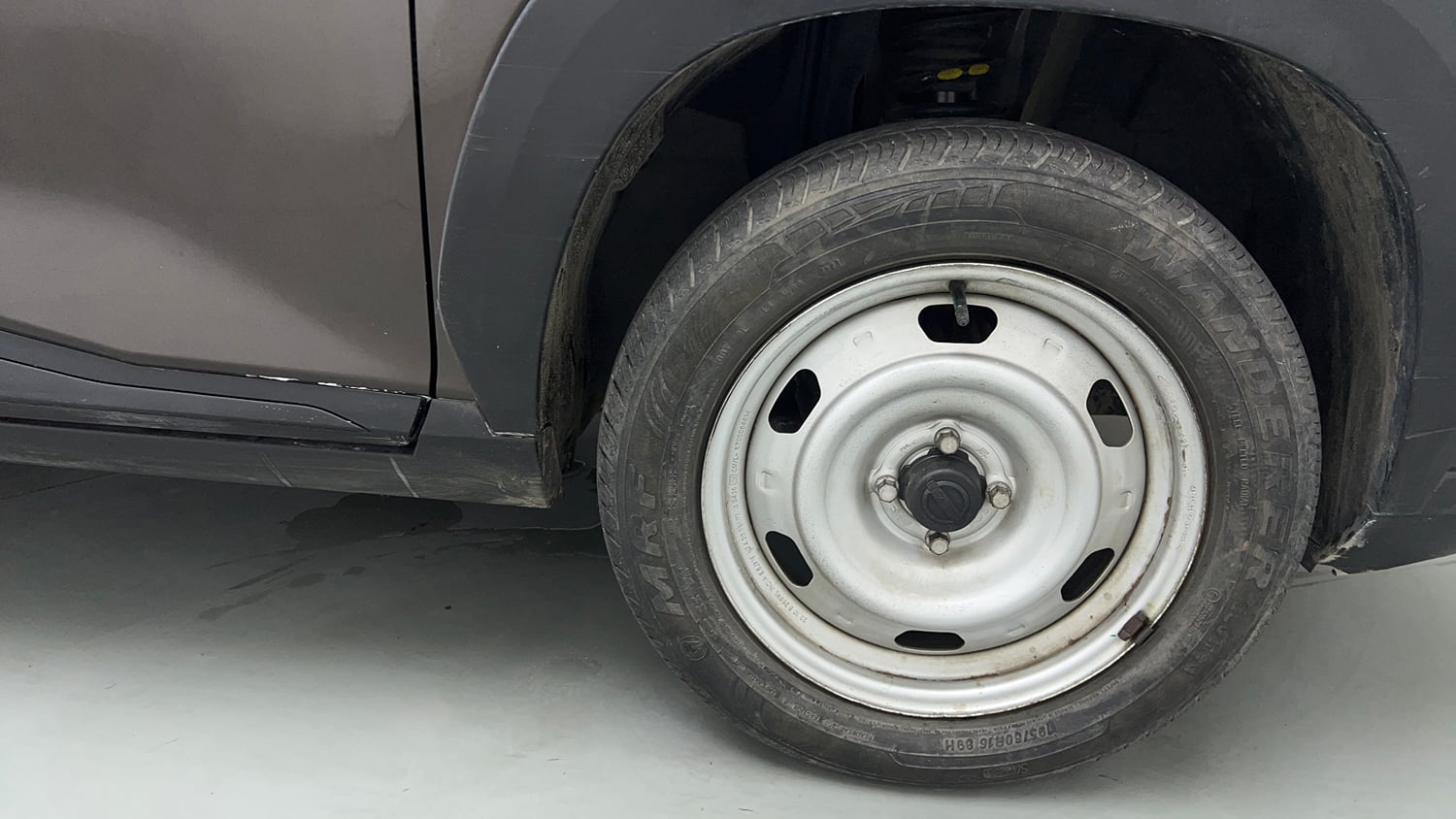 Used 2023 Nissan Magnite XE Petrol Manual tyres RIGHT FRONT TYRE RIM VIEW