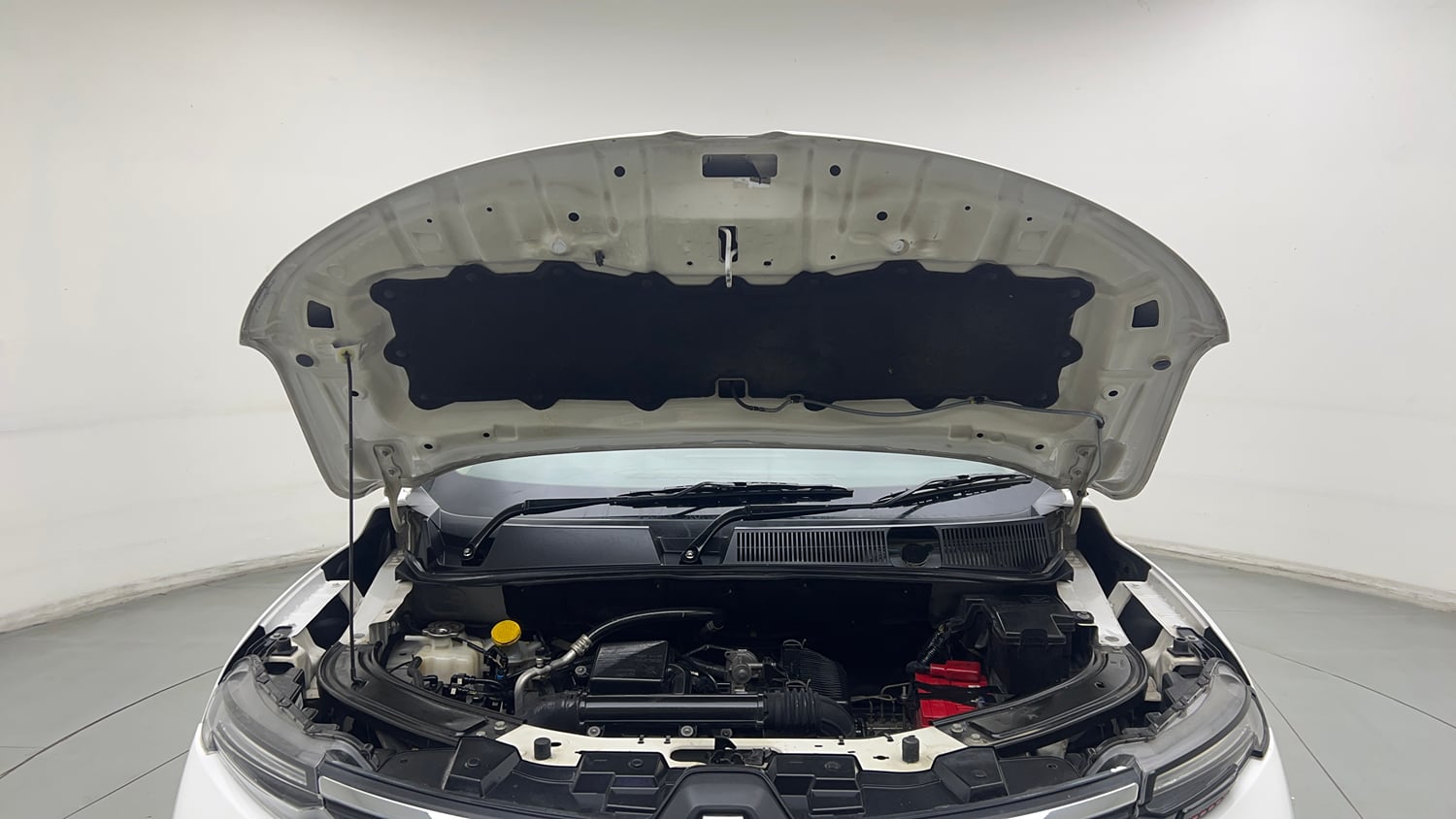 Used 2022 Renault Kiger RXT MT Petrol Manual engine ENGINE & BONNET OPEN FRONT VIEW