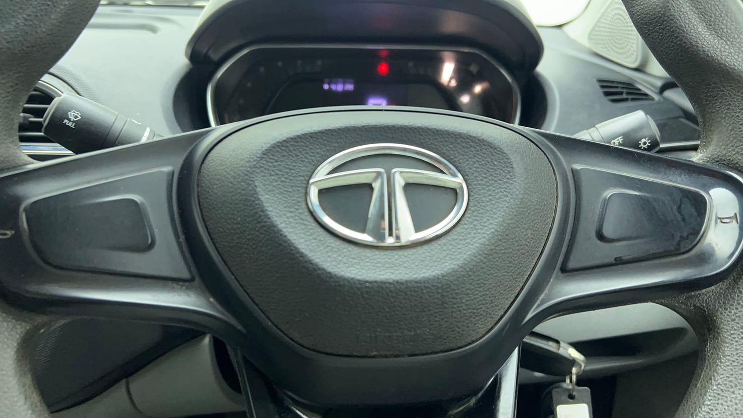 Used 2020 Tata Tiago XT Petrol Manual top_features Steering mounted controls