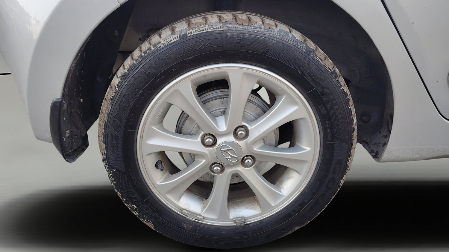 Used 2013 Hyundai Grand i10 Asta 1.2 Kappa VTVT Petrol Manual tyres RIGHT REAR TYRE RIM VIEW