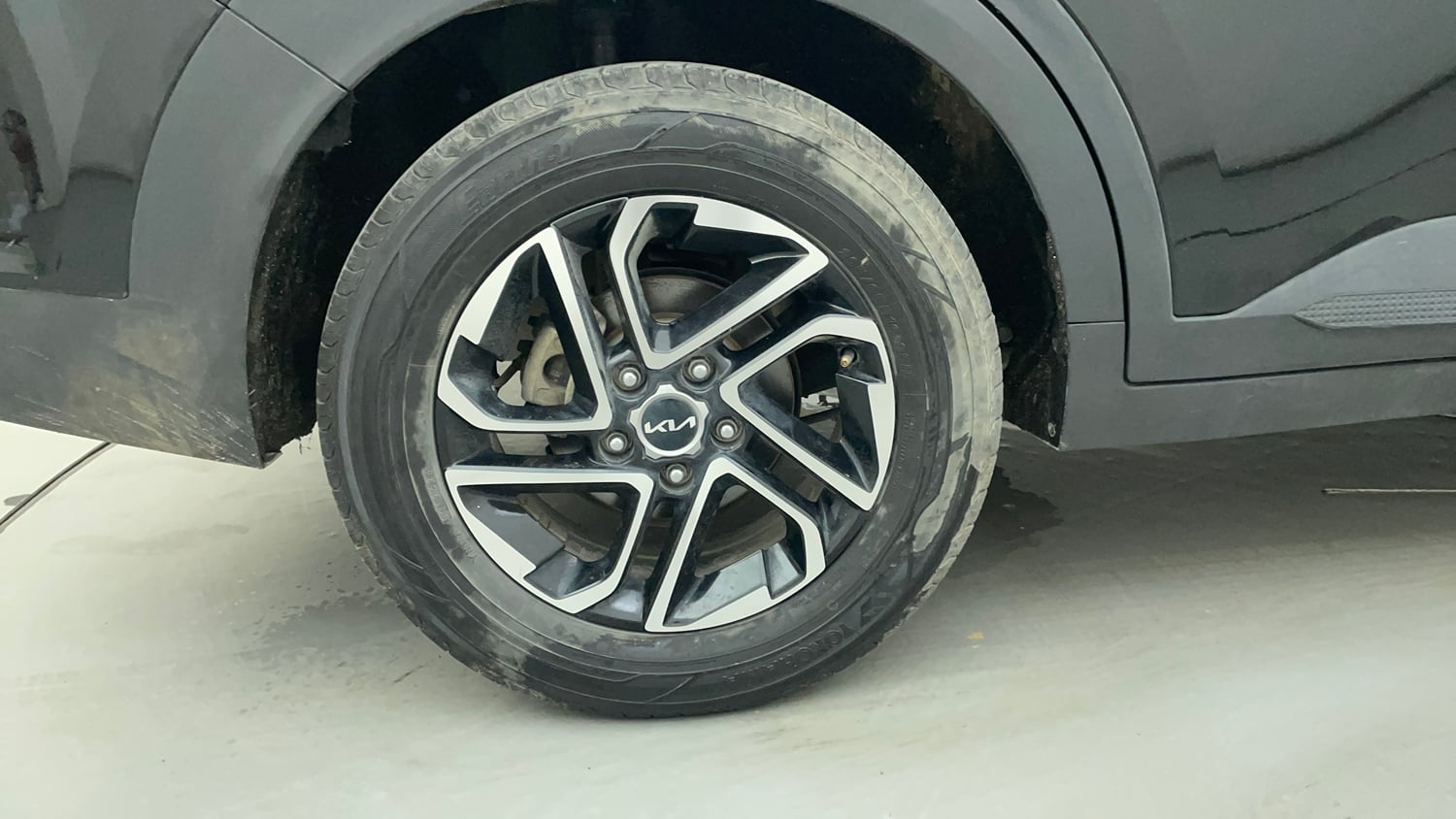 Used 2023 Kia Carens Prestige Plus 1.5 Diesel iMT 7 STR Diesel Manual tyres RIGHT REAR TYRE RIM VIEW