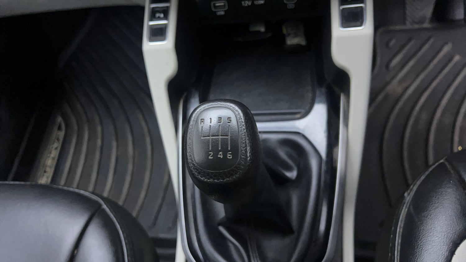 Used 2023 Kia Carens Prestige Plus 1.5 Diesel MT 7 STR Diesel Manual interior GEAR  KNOB VIEW