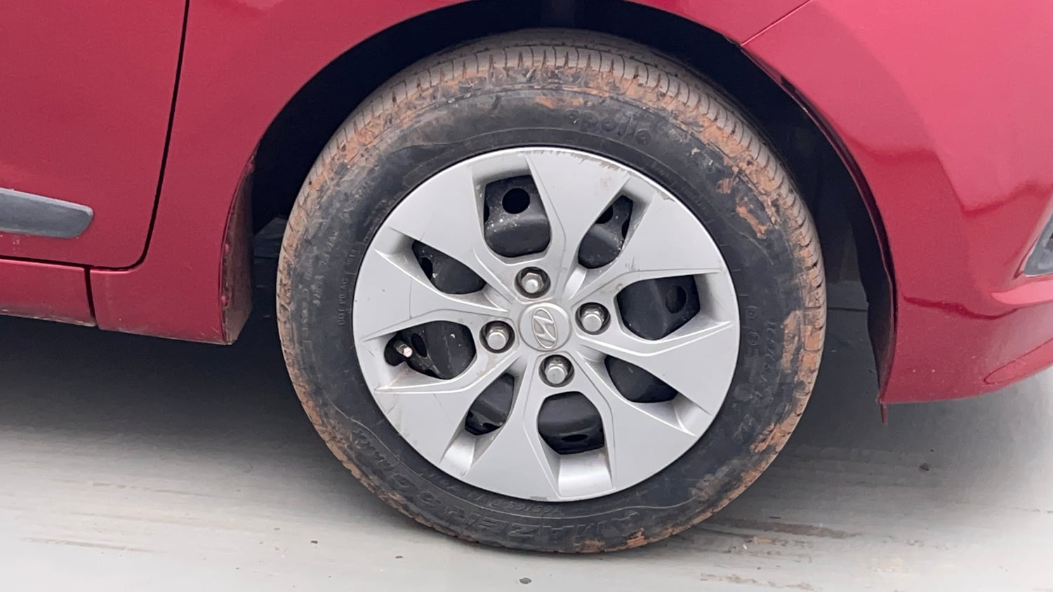 Used 2014 Hyundai Xcent S 1.2 Petrol Manual tyres RIGHT FRONT TYRE RIM VIEW