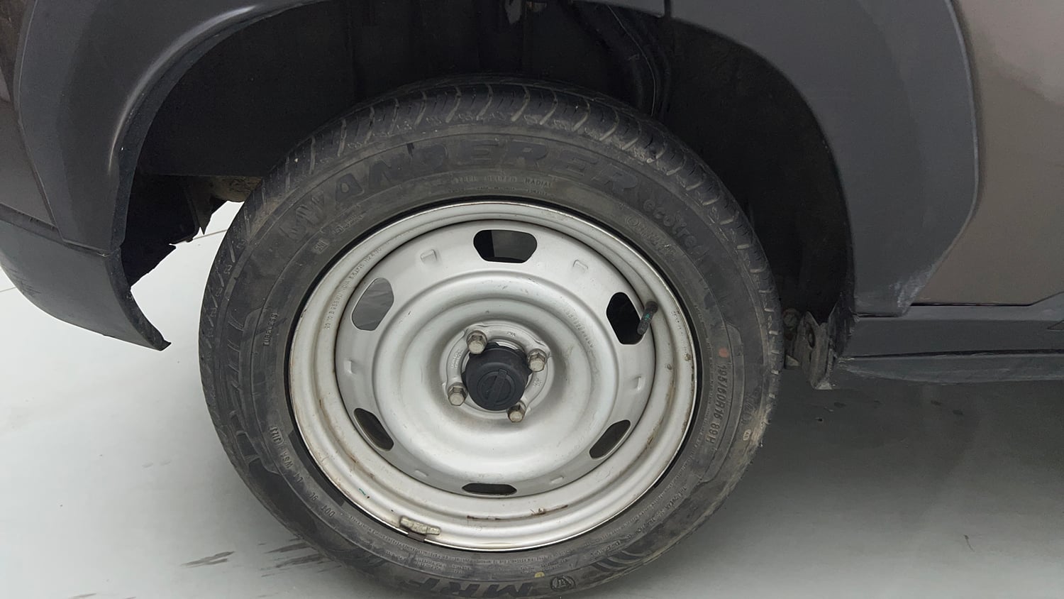 Used 2023 Nissan Magnite XE Petrol Manual tyres RIGHT REAR TYRE RIM VIEW