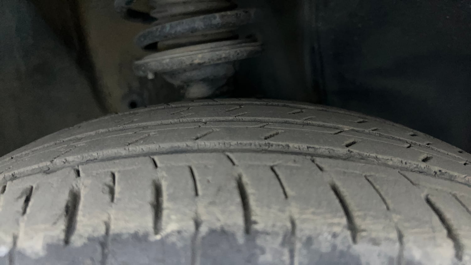 Used 2023 Maruti Suzuki Ignis Zeta 1.2 AMT Petrol Automatic tyres RIGHT FRONT TYRE TREAD VIEW