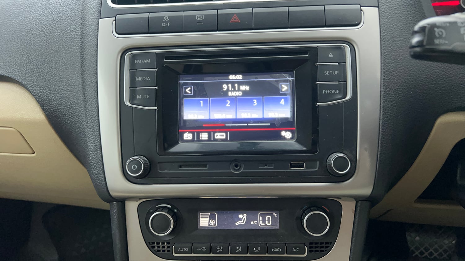 Used 2017 Volkswagen Ameo Highline Plus 1.5L AT (D)16 Alloy Diesel Automatic interior MUSIC SYSTEM & AC CONTROL VIEW