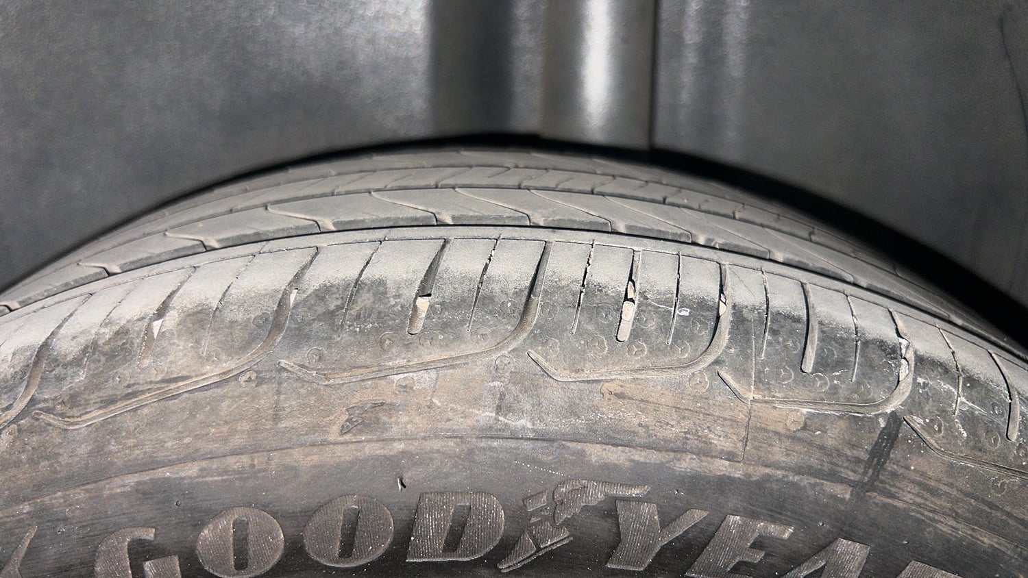 Used 2017 Volkswagen Ameo Highline Plus 1.5L AT (D)16 Alloy Diesel Automatic tyres LEFT REAR TYRE TREAD VIEW