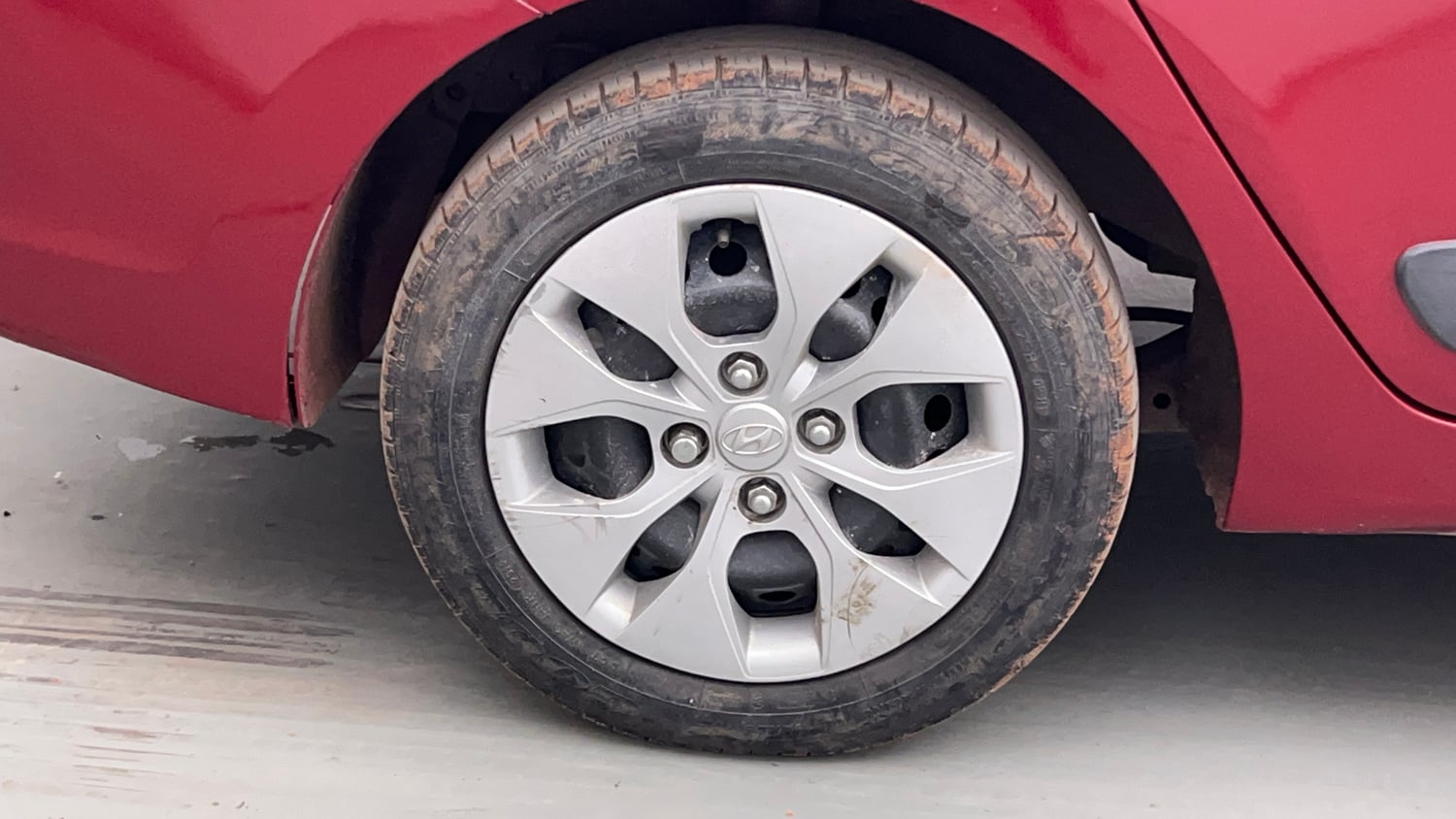 Used 2014 Hyundai Xcent S 1.2 Petrol Manual tyres RIGHT REAR TYRE RIM VIEW