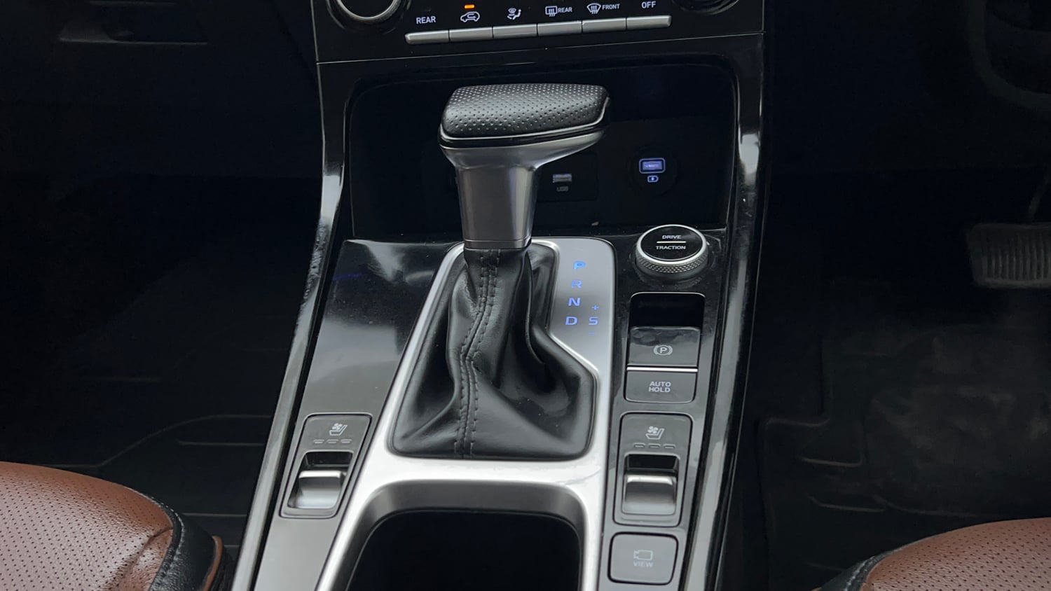 Used 2022 Hyundai Alcazar Signature (O) 6 STR 2.0 Petrol AT Petrol Automatic interior GEAR  KNOB VIEW