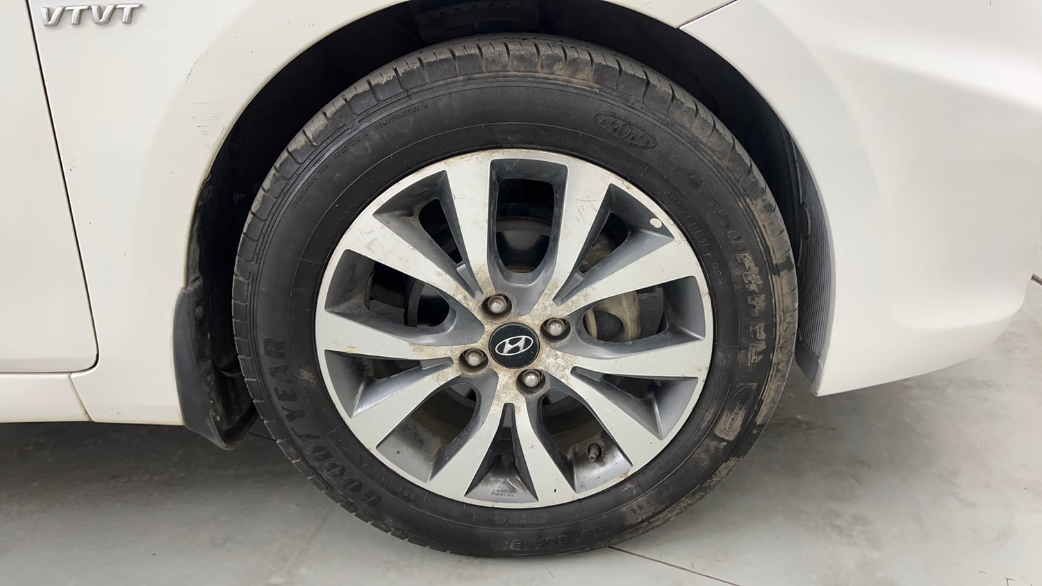 Used 2014 Hyundai Verna Fluidic 1.6 VTVT SX Petrol Manual tyres RIGHT FRONT TYRE RIM VIEW