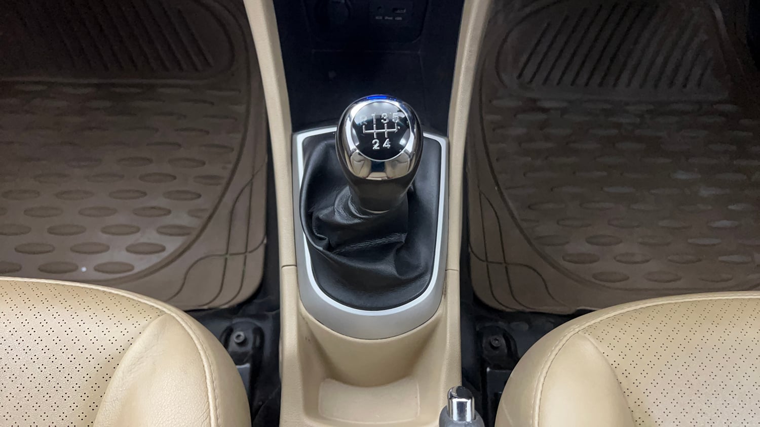 Used 2014 Hyundai Verna Fluidic 1.6 VTVT SX Petrol Manual interior GEAR  KNOB VIEW