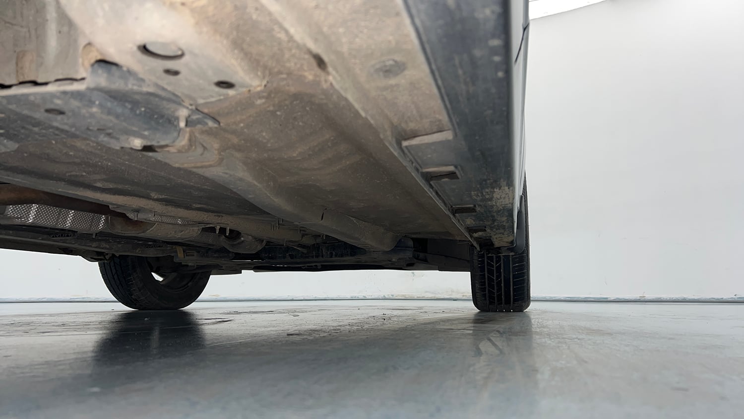 Used 2023 Hyundai i20 Asta (O) 1.2 IVT Petrol Automatic extra REAR RIGHT UNDERBODY VIEW
