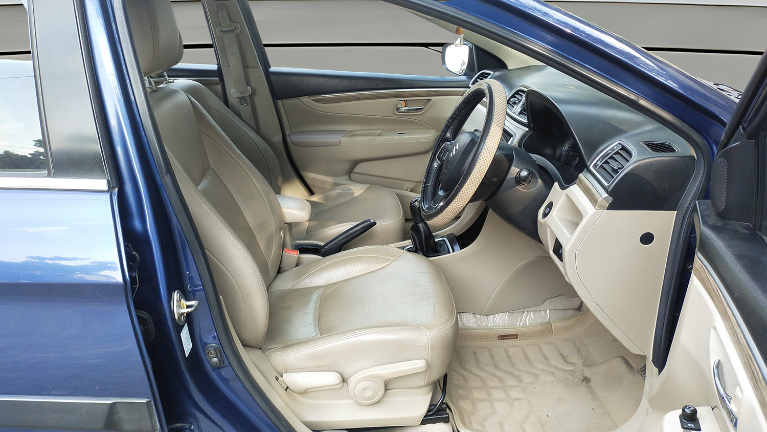 Used 2021 Maruti Suzuki Ciaz Alpha 1.5 Petrol Manual interior RIGHT SIDE FRONT DOOR CABIN VIEW