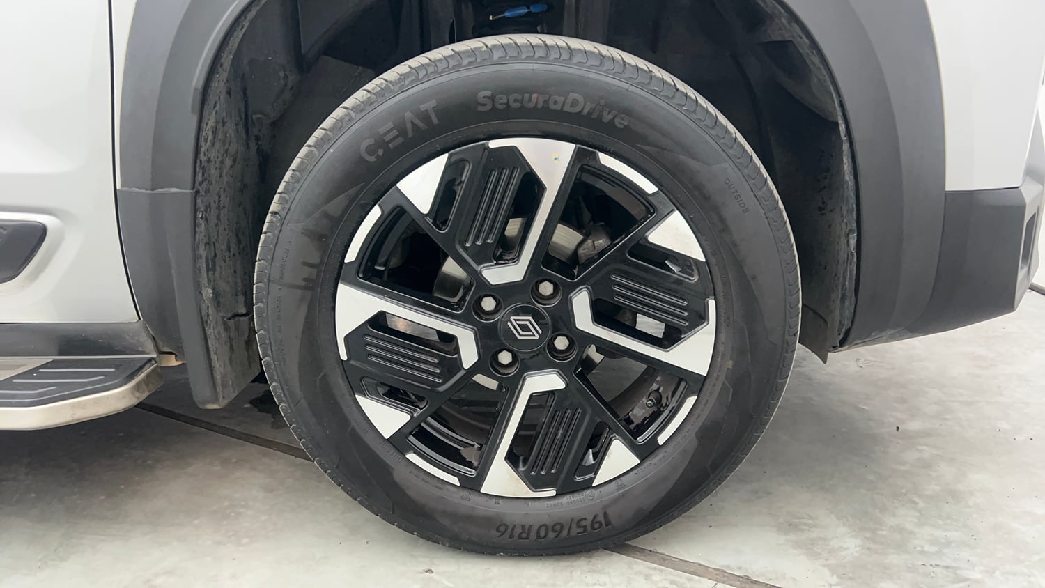 Used 2026 Renault Kiger Emotion MT Petrol Manual tyres RIGHT FRONT TYRE RIM VIEW