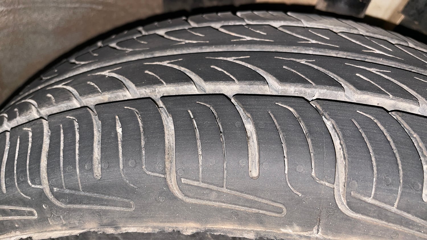 Used 2022 Renault Kwid RXT 1.0 AMT (O) Petrol Automatic tyres RIGHT FRONT TYRE TREAD VIEW