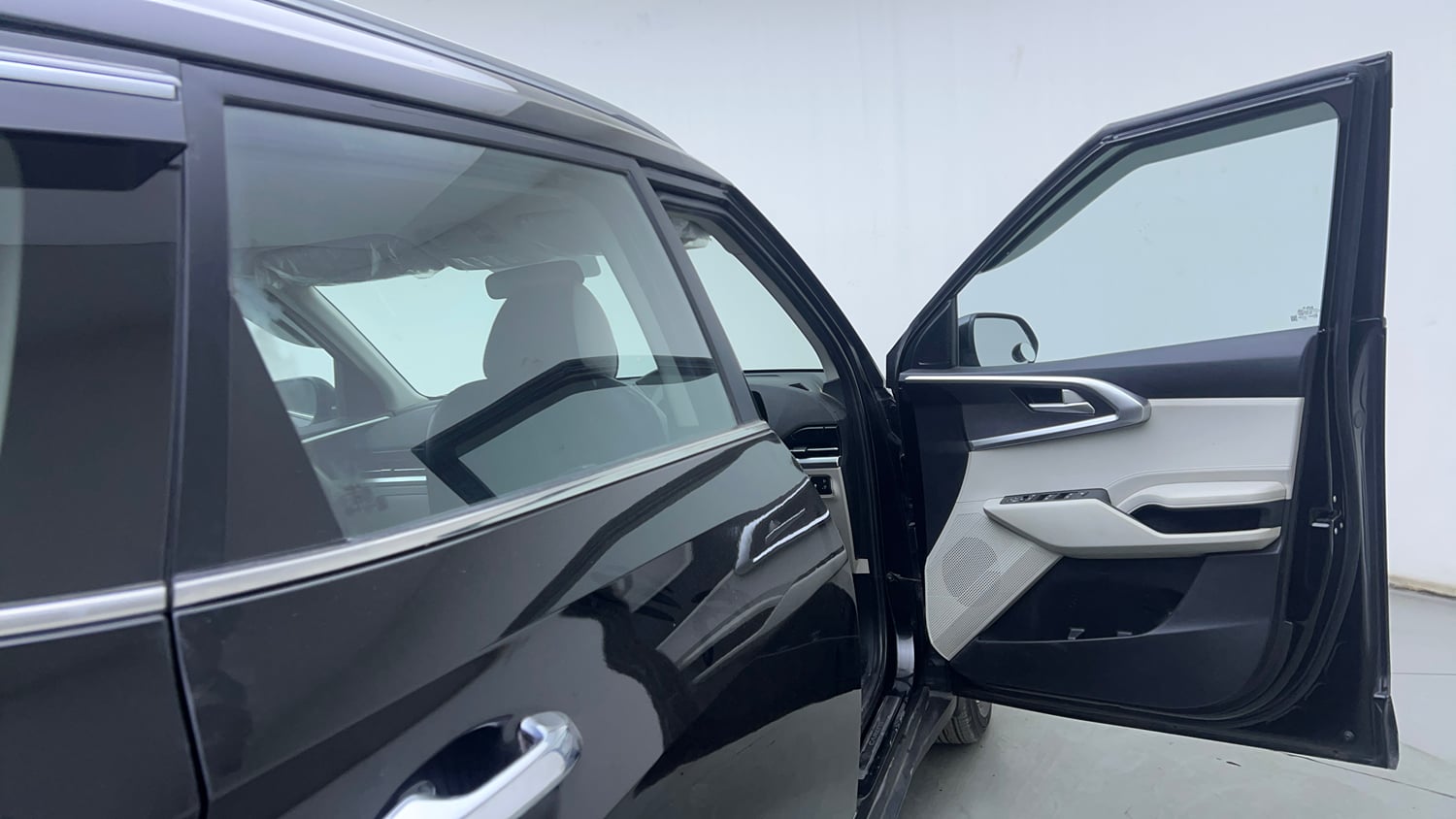 Used 2023 Kia Carens Prestige Plus 1.5 Diesel MT 7 STR Diesel Manual interior RIGHT FRONT DOOR OPEN VIEW