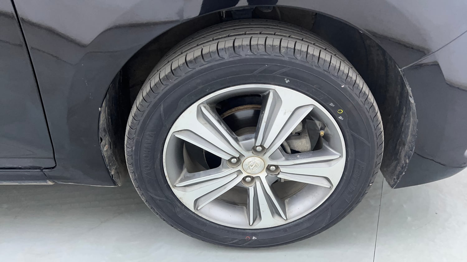 Used 2018 Hyundai Verna SX (O) 1.6 VTVT AT Petrol Automatic tyres RIGHT FRONT TYRE RIM VIEW