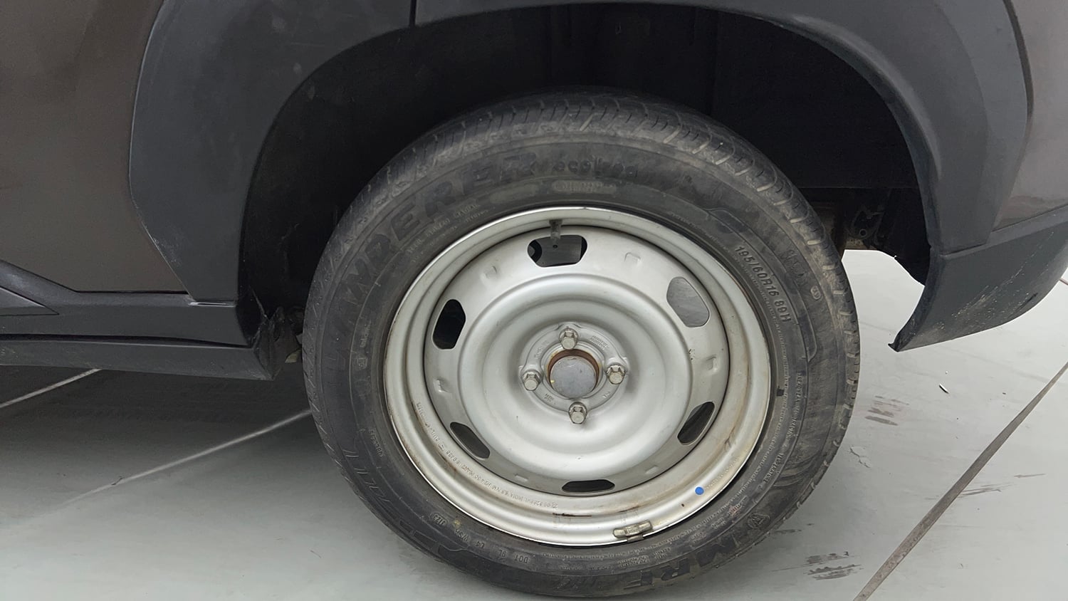 Used 2023 Nissan Magnite XE Petrol Manual tyres LEFT REAR TYRE RIM VIEW