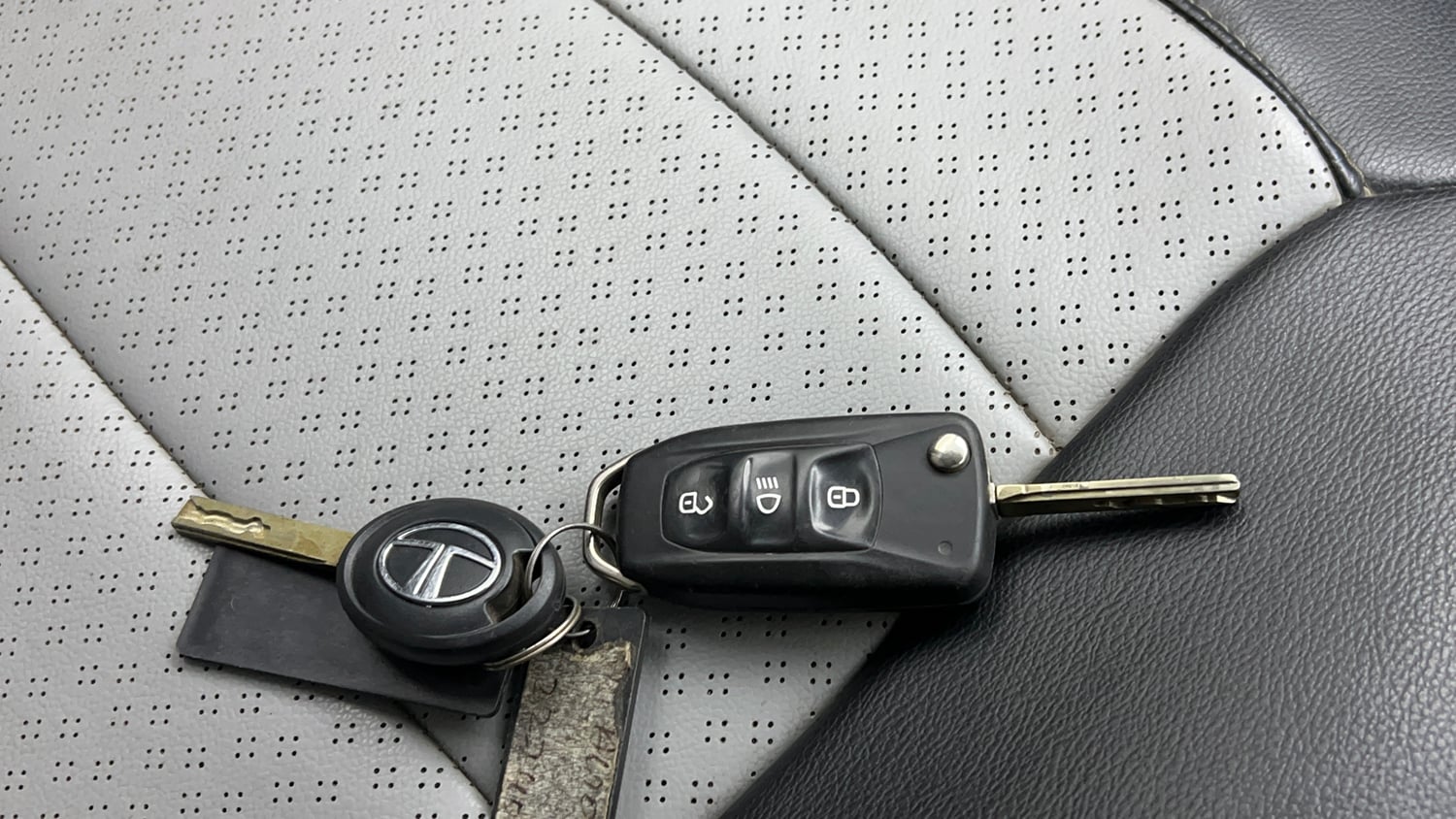 Used 2020 Tata Tiago XT Petrol Manual extra CAR KEY VIEW