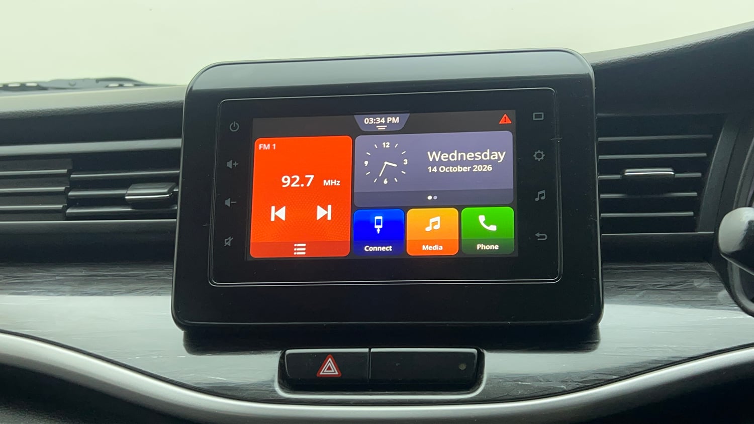 Used 2021 Maruti Suzuki XL6 Zeta MT Petrol Petrol Manual top_features Touch screen infotainment system