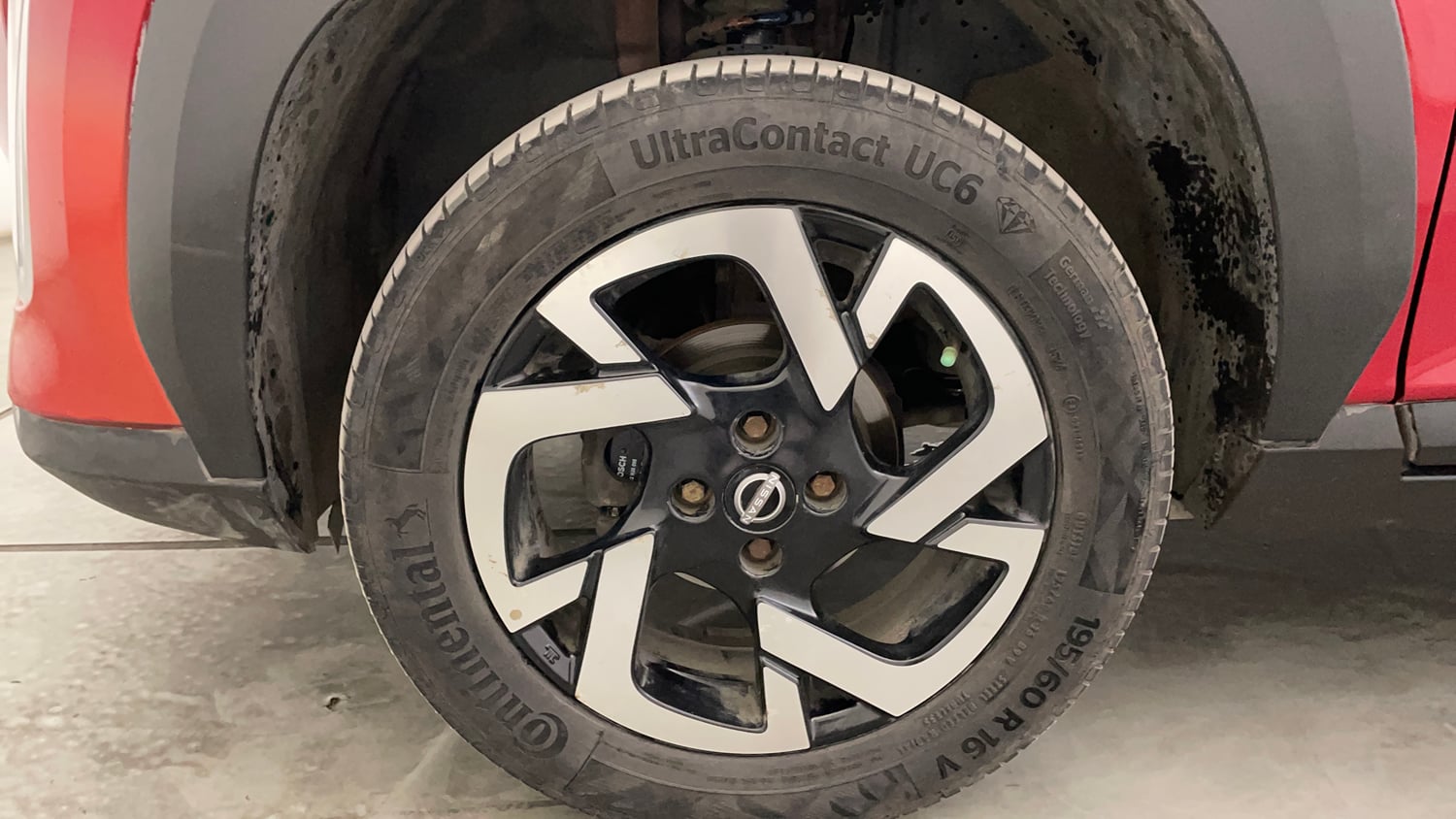 Used 2022 Nissan Magnite XV Turbo Petrol Manual tyres LEFT FRONT TYRE RIM VIEW
