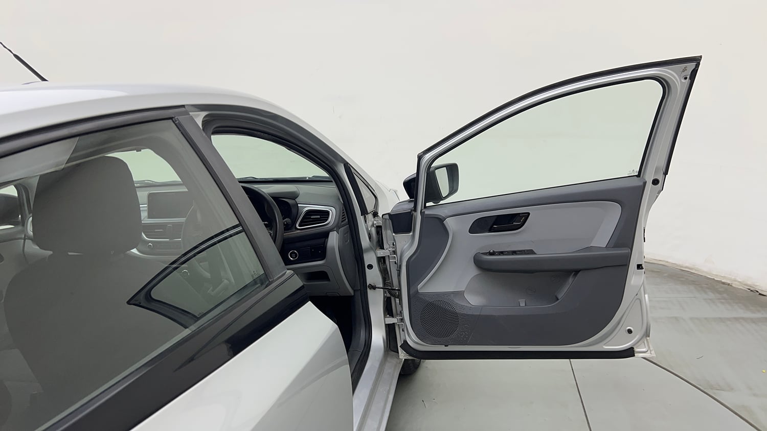 Used 2021 Tata Altroz XT Petrol Petrol Manual interior RIGHT FRONT DOOR OPEN VIEW