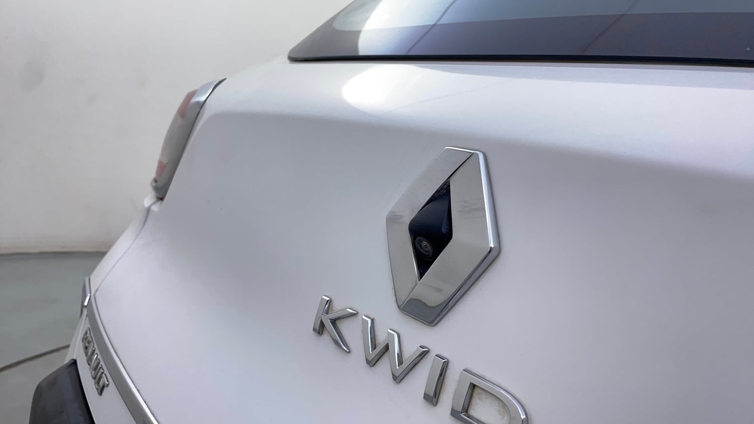 Used 2022 Renault Kwid RXT 1.0 AMT (O) Petrol Automatic top_features Rear camera