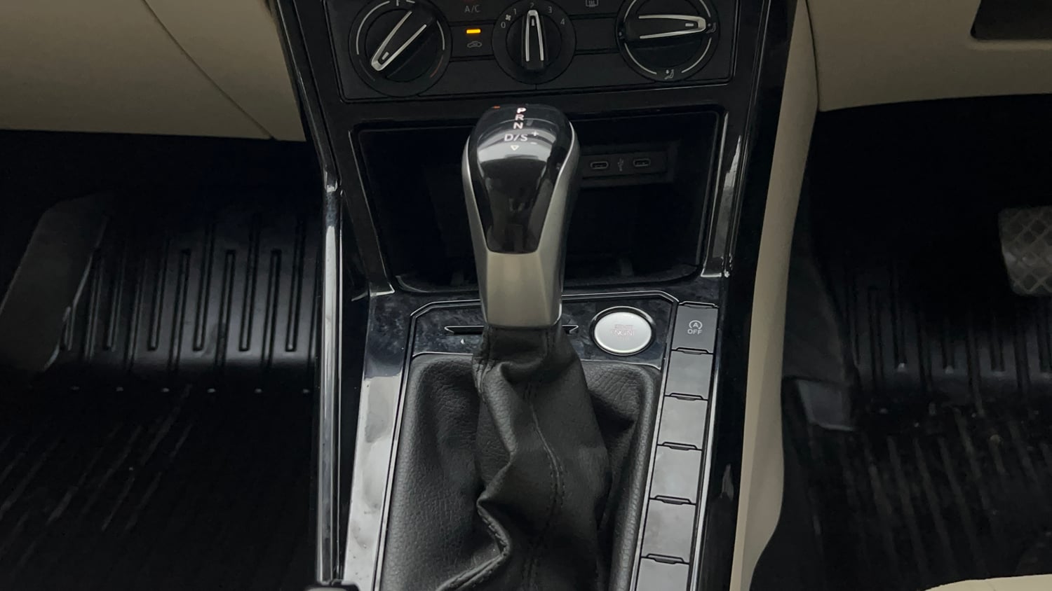 Used 2022 Volkswagen Virtus Highline 1.0 TSI AT Petrol Automatic interior GEAR  KNOB VIEW